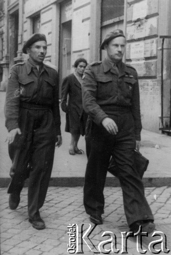 Listopad 1946, Neapol, Włochy.
Służba pieniężna II Korpusu Polskiego załatwia ostatnie czynności bankowe. Po prawej gen. Tadeusz Sosnkowski.
Fot. NN, zbiory Ośrodka KARTA, przekazał Józef Bieńkowski