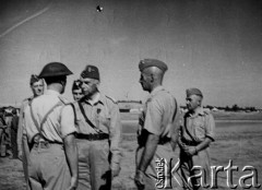 1943-1944, Bliski Wschód.
Naczelny Wódz gen. Kazimierz Sosnkowski (2. z lewej) w trakcie wizytacji Armii Polskiej na Wschodzie. Obok gen. Sosnkowskiego stoi gen. Władysław Anders (2. z prawej) .
Fot. NN, zbiory Ośrodka KARTA, przekazał Józef Bieńkowski