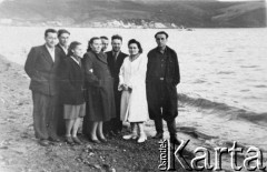 1955, Wesoła k. Magadanu, Kołyma, ZSRR.
Grupa Polaków nad zatoką Nagajewo, stoją od lewej: trzecia Jadwiga Sokołowska, Alina Kopisto, NN, Józef Nosowicz, Józefa Górska-Nosowicz, NN.
Fot. NN, zbiory Ośrodka KARTA, udostępniła Małgorzata Giżejewska