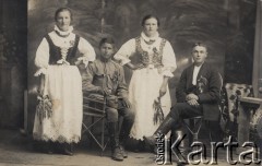 Przed 1918, Austro-Węgry.
Dwie kobiety w strojach regionalnych, żołnierz armii austriackiej i mężczyzna w garniturze.
Fot. NN, zbiory Ośrodka KARTA
 
