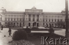 1900-1914, Lwów, Austro-Węgry.
 Uniwersytet Jana Kazimierza, z lewej dziewczynka z piłką.
 Fot. NN, zbiory Ośrodka KARTA, udostępnił Jurij Karpenczuk
   
