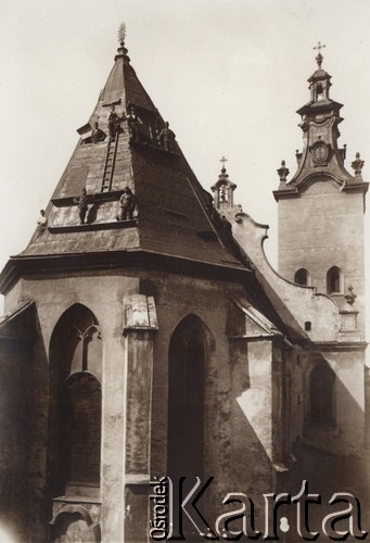 1916, Lwów, Austro-Węgry.
Robotnicy remontujący dach kościoła.
Fot. NN, zbiory Ośrodka KARTA
 
