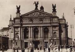 1900-1914, Lwów, Austro-Węgry.
 Teatr Muzyczny, przy wejściu wisi zaproszenie na koncerty Ignacego Paderewskiego.
 Fot. NN, zbiory Ośrodka KARTA, udostępnił Jurij Karpenczuk
   
