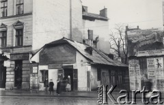 1912, Lwów, Austro-Węgry. 
Sklepy i zakłady usługowe na ul. Zyblikiewicza, z prawej plakaty i obwieszczenia na tablicy ogłoszeniowej.
Fot. NN, zbiory Ośrodka KARTA
   
