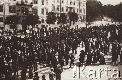 1900-1914, Lwów, Austro-Węgry.
 Wiec Polskiej Patrii Socjalno-Demokratycznej pod pomnikiem Adama Mickiewicza.
 Fot. NN, zbiory Ośrodka KARTA, udostępnił Jurij Karpenczuk
   
