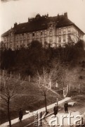 1920-1939, Lwów, Polska.
 Fragment miasta, budynek na wzgórzu, koło latarni stoją trzej policjanci.
 Fot. NN, zbiory Ośrodka KARTA, udostępnił Jurij Karpenczuk
   
