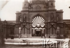 1927, Lwów, Polska.
Dworzec Główny, dekoracja nad głównym wejściem.
Fot. NN, zbiory Ośrodka KARTA, udostępnił Jurij Karpenczuk
   
