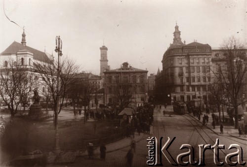 Lata 20., Lwów, Polska.
Skrzyżowanie ulic Ruskiej i Hetmańskiej, pętla tramwajowa Wały Hetmańskie, z lewej kościół Jezuitów, wieża ratuszowa, w głębi górna część wieży katedry łacińskiej.
Fot. NN, zbiory Ośrodka KARTA, udostępnił Jurij Karpenczuk
   
