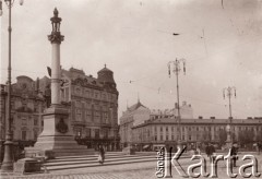 Przed 1914, Lwów, Austro-Węgry.
 Plac Mariacki (obecnie Mickiewicza). Widok na Pomnik Adama Mickiewicza i figurę Matki Boskiej, w tle kamienice wschodniej pierzei placu (wyburzone w latach 2004-2005).
 Fot. NN, zbiory Ośrodka KARTA, udostępnił Jurij Karpenczuk
   
