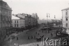 Lata 20., Lwów, Polska.
Widok z Placu Halickiego na Plac Mariacki i pomnik Adama Mickiewicza, z lewej widoczny wylot ulicy Sienkiewicza (obecnie M. Morozowego).
Fot. NN, zbiory Ośrodka KARTA, udostępnił Jurij Karpenczuk
   
