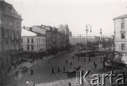 Lata 20., Lwów, Polska.
Widok z Placu Halickiego na Plac Mariacki i pomnik Adama Mickiewicza, z lewej widoczny wylot ulicy Sienkiewicza (obecnie M. Morozowego).
Fot. NN, zbiory Ośrodka KARTA, udostępnił Jurij Karpenczuk
   
