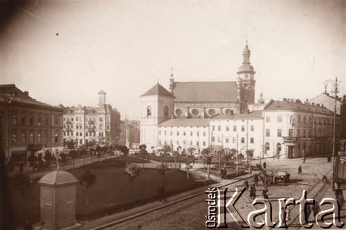 Lata 20., Lwów, Polska.
Plac Bernardyński (obecnie Soborny), dzwonnica, kościół Bernardynów i kamienice północnej pierzei placu.
Fot. NN, zbiory Ośrodka KARTA, udostępnił Jurij Karpenczuk
   
