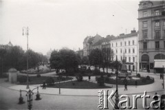 1920-1939, Lwów, Polska.
Widok na Wały Hetmańskie (obecnie Aleja Swobody), z prawej figura Matki Boskiej i fragment kamienicy Szprechera.
Fot. NN, zbiory Ośrodka KARTA, udostępnił Jurij Karpenczuk
   
