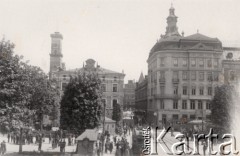 Lata 20., Lwów, Polska.
Skrzyżowanie ulic Ruskiej i Hetmańskiej, pętla tramwajowa Wały Hetmańskie, na przystanku stoi tramwaj nr 4. Z tyłu wieża ratuszowa, w głębi górna część wieży katedry łacińskiej.
Fot. NN, zbiory Ośrodka KARTA, udostępnił Jurij Karpenczuk
   
