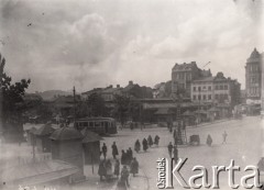 1920-1939, Lwów, Polska.
Fragment miasta, tramwaj jadący ulicą.
Fot. NN, zbiory Ośrodka KARTA, udostępnił Jurij Karpenczuk
   
