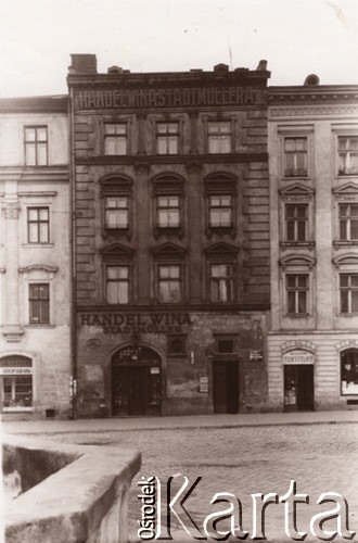 1910-1939, Lwów, Polska.
Kamienice przy Rynku, szyldy sklepów: 
