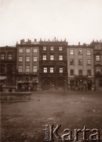 1918-1939, Lwów, Polska.
Wschodnia pierzeja Rynku, od lewej: kamienica Wilczków pod nr 3, Czarna Kamienica (nr 4), od roku 1926 własność miasta, siedziba Muzeum Historycznego Miasta Lwowa, kamienica Łukasiewiczów (nr 5).
Fot. NN, zbiory Ośrodka KARTA, udostępnił Jurij Karpenczuk
   
