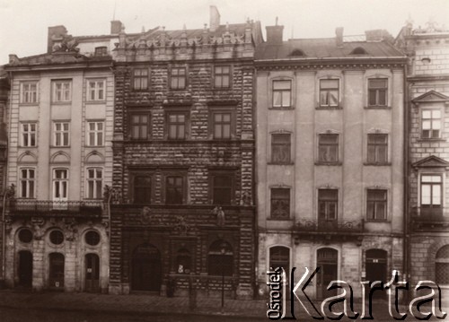 Po 1926, Lwów, Polska.
Wschodnia pierzeja Rynku, od lewej: kamienica Wilczków pod numerem 3, Czarna Kamienica (nr 4), od roku 1926 własność miasta, siedziba Muzeum Historycznego Miasta Lwowa i kamienica Łukasiewiczów pod numerem 5.
Fot. NN, zbiory Ośrodka KARTA, udostępnił Jurij Karpenczuk
   
