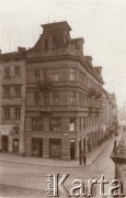 1920-1939, Lwów, Polska.
Kamienica narożna Rynku i ulicy Halickiej.
Fot. NN, zbiory Ośrodka KARTA, udostępnił Jurij Karpenczuk
   
