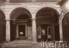 1920-1939, Lwów, Polska.
Rynek, kamienica Sobieskich, fragment dziedzińca.
Fot. NN, zbiory Ośrodka KARTA, udostępnił Jurij Karpenczuk
   
