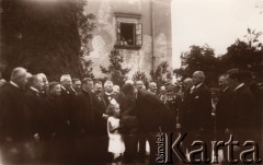 1925, Lwów, Polska.
Prezydent Stanisław Wojciechowski i dziewczynka z kwiatami.
Fot. NN, zbiory Ośrodka KARTA, udostępnił Jurij Karpenczuk
   
