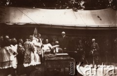 1925, Lwów, Polska.
Uroczystości z udziałem prezydenta Stanisława Wojciechowskiego (stoi w środku), z prawej gen. Juliusz Tarnawa-Malczewski.
Fot. NN, zbiory Ośrodka KARTA, udostępnił Jurij Karpenczuk
   
