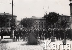 1925, Lwów, Polska.
Plac Mariacki, wschodnia pierzeja, uroczystości z udziałem prezydenta Stanisława Wojciechowskiego (siedzi w środku), z tyłu z lewej stoi gen. Juliusz Tarnawa-Malczewski.
Fot. NN, zbiory Ośrodka KARTA, udostępnił Jurij Karpenczuk
   
