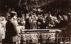 1925, Lwów, Polska.
Uroczystości z udziałem prezydenta Stanisława Wojciechowskiego, za prezydentem z lewej stoją: gen. Juliusz Tarnawa-Malczewski oraz Czesław Mączyński (w garniturze).
Fot. NN, zbiory Ośrodka KARTA, udostępnił Jurij Karpenczuk
   
