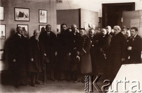 Przed 1935, Lwów, Polska.
Uroczystość z udziałem gen. Bolesława Popowicza, dowódcy Okręgu Wojskowego nr VI we Lwowie, otwarcie wystawy.
Fot. NN, zbiory Ośrodka KARTA, udostępnił Jurij Karpenczuk
   
