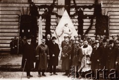 1928, Lwów, Polska.
Politechnika Lwowska, odsłonięcie pomnika, stoją od lewej gen. Bolesław Popowicz (w latach 1928-35 dowódca Okręgu Korpusu nr VI we Lwowie), hrabia Wojciech Agenor Gołuchowski (wojewoda lwowski w latach 1928-30), gen. Mieczysław Norwid-Neugebauer (Inspektor Armii we Lwowie w latach 1926-30).
Fot. NN, zbiory Ośrodka KARTA, udostępnił Jurij Karpenczuk
   
