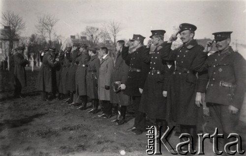 Lata 20., Lwów, Polska.
Wręczanie odznaczeń wojskowym i cywilom.
Fot. NN, zbiory Ośrodka KARTA, udostępnił Jurij Karpenczuk
   
