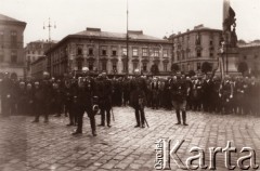 Przed 1926, Lwów, Polska.
Plac Mariacki, uroczystości wojskowe, na pierwszym planie gen. Juliusz Tarnawa-Malczewski.
Fot. NN, zbiory Ośrodka KARTA, udostępnił Jurij Karpenczuk
   
