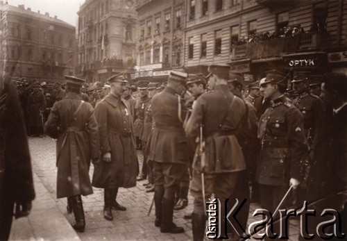 Lata 20., Lwów, Polska.
Plac Mariacki, uroczystości wojskowe, nadawanie odznaczeń, drugi od lewej stoi brygadier Czesław Mączyński, w listopadzie 1918 naczelny komendant Obrony Lwowa.
Fot. NN, zbiory Ośrodka KARTA, udostępnił Jurij Karpenczuk
   
