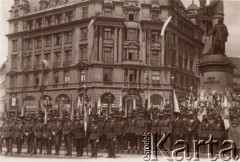 1933, Lwów, Polska.
Uroczystości koło pomnika Adama Mickiewicza, w tle kamienica Sprechera.
Fot. NN, zbiory Ośrodka KARTA, udostępnił Jurij Karpenczuk
   
