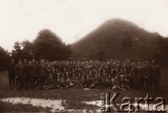 Lata 20., Lwów, Polska.
Żołnierze Wojska Polskiego, delegaci z Poznania na tle Kopca Unii Lubelskiej
Fot. NN, zbiory Ośrodka KARTA, udostępnił Jurij Karpenczuk
   
