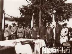 1920-1939, Lwów, Polska.
 Prawdopodobnie uroczystość poświęcenia sztandaru. W środku stoi poczet sztandarowy Towarzystawa Gimnastycznego 