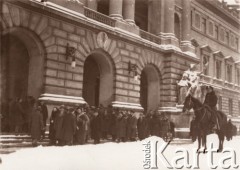Lata 20., Lwów, Polska.
Uniwersytet im. Jana Kazimierza, wejście główne, kolejka przed lokalem wyborczym, z prawej policjant na koniu.
Fot. NN, zbiory Ośrodka KARTA, udostępnił Jurij Karpenczuk
   
