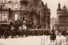 Lata 20., Lwów, Polska.
Kondukt pogrzebowy przechodzący przez plac przed kościołem Bernardynów, z prawej widoczna kolumna z figurą św. Jana z Dukli, patrona Lwowa
Fot. NN, zbiory Ośrodka KARTA, udostępnił Jurij Karpenczuk
   
