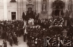 Lata 20., Lwów, Polska.
Msza święta przed kościołem.
Fot. NN, zbiory Ośrodka KARTA, udostępnił Jurij Karpenczuk
   
