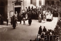 Przed 1914, Lwów, Austro-Węgry.
Uroczystości religijne z udziałem arcybiskupa i przedstawicieli cechów.
Fot. NN, zbiory Ośrodka KARTA, udostępnił Jurij Karpenczuk
   
