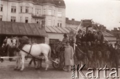 Lata 20., Lwów, Polska.
Przygotowania do parady, wóz cechu czapkarzy i kapeluszników.
Fot. NN, zbiory Ośrodka KARTA, udostępnił Jurij Karpenczuk
   
