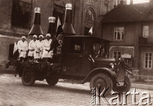 Lata 20., Lwów, Polska.
Przygotowania do parady, ciężarówka z reklamą browaru.
Fot. NN, zbiory Ośrodka KARTA, udostępnił Jurij Karpenczuk
   
