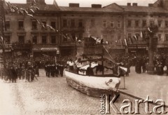 Lata 20., Lwów, Polska.
Uczestnicy parady, członkowie Ligi Morskiej i Kolonialnej, z lewej operator kamery filmowej.
Fot. NN, zbiory Ośrodka KARTA, udostępnił Jurij Karpenczuk
   
