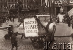 Lata 20., Lwów, Polska.
Uroczystości na placu przed Ratuszem, na pierwszym planie samolot i hasło 