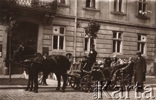 Lata 20., Lwów, Polska.
Dorożka ozdobiona kwiatami, biorąca udziała w paradzie.
Fot. NN, zbiory Ośrodka KARTA, udostępnił Jurij Karpenczuk
   
