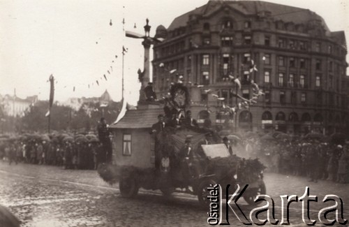 Lata 20., Lwów, Polska.
Uroczystości na placu Mariackim, samochód-platforma wiozący kominiarzy; w tle kamienica Sprechera. 
Fot. NN, zbiory Ośrodka KARTA, udostępnił Jurij Karpenczuk
   
