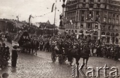 Lata 20., Lwów, Polska.
Uroczystości na placu Mariackim, w tle kamienica Sprechera. 
Fot. NN, zbiory Ośrodka KARTA, udostępnił Jurij Karpenczuk
   
