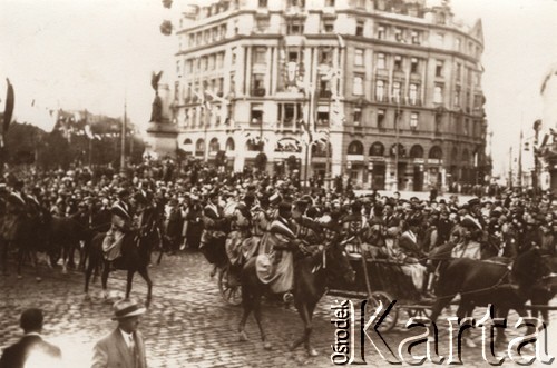 Lata 20., Lwów, Polska.
Uroczystości na placu Mariackim, parada, w tle kamienica Sprechera.
Fot. NN, zbiory Ośrodka KARTA, udostępnił Jurij Karpenczuk
   
