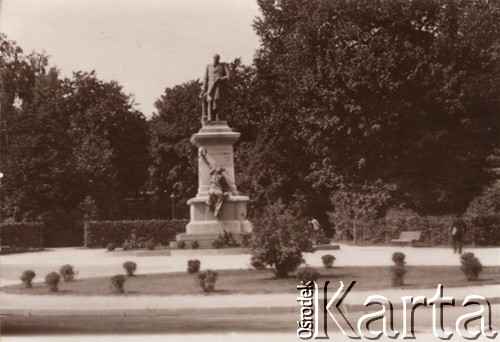 Przed 1939, Lwów, Polska.
 Pomnik namiestnika Galicji hrabiego Agenora Gołuchowskiego na skraju Ogrodu Miejskiego (Pojezuickiego) u wylotu ul. Trzeciego Maja. Odsłonięty 28 czerwca 1901r. został usunięty po 1944 r. w nieznanych okolicznościach.
 Fot. NN, zbiory Ośrodka KARTA, udostępnił Jurij Karpenczuk
   
