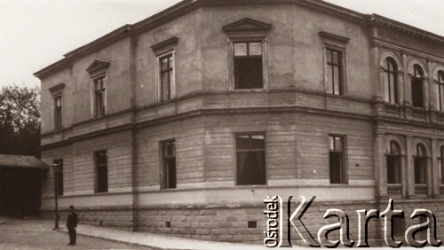 Przed 1914, Lwów, Austro-Węgry.
 Willa zaprojektowana przez Juliana Zachariewicza, przed domem stoi austriacki Policjant.
 Fot. NN, zbiory Ośrodka KARTA, udostępnił Jurij Karpenczuk
   
